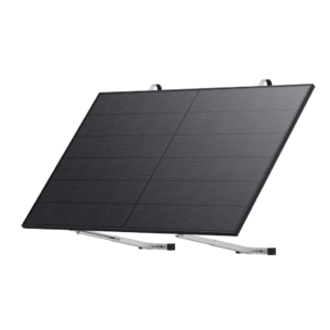 Ein schlankes, modernes Solarpanel, das in einem Winkel aufgestellt ist und ein Gitter aus dunklen Photovoltaikzellen zeigt. Das Paneel wird von silbernen Metallständern getragen, die sein Design für eine optimale Sonnenlichtaufnahme unterstreichen. Der schlanke schwarze Rahmen verleiht ihm ein modernes Aussehen, das sich für verschiedene Installationsumgebungen eignet.