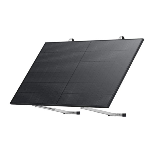 Ein schlankes, modernes Solarpanel, das in einem Winkel aufgestellt ist und ein Gitter aus dunklen Photovoltaikzellen zeigt. Das Paneel wird von silbernen Metallständern getragen, die sein Design für eine optimale Sonnenlichtaufnahme unterstreichen. Der schlanke schwarze Rahmen verleiht ihm ein modernes Aussehen, das sich für verschiedene Installationsumgebungen eignet.