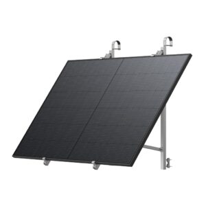 Ein schräg aufgestelltes Solarmodul mit einer glatten, dunklen Oberfläche, auf der mehrere Solarzellen sichtbar sind. Es ist auf einem robusten Metallrahmen mit verstellbaren Halterungen an der Oberseite montiert, um Stabilität zu gewährleisten. Der Hintergrund ist einfarbig weiß und unterstreicht das Design und die Funktionalität des Solarpanels.