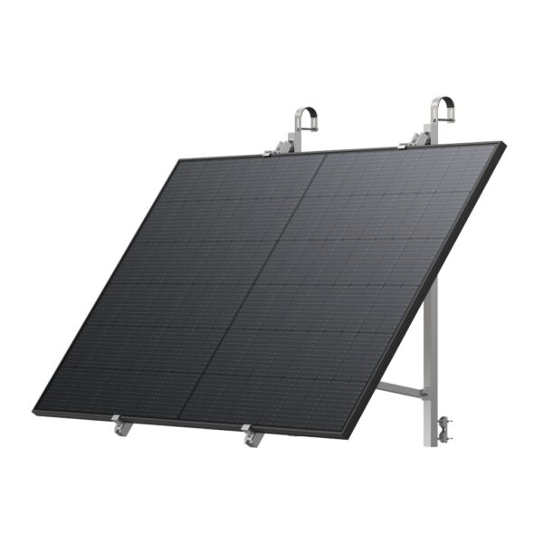 Ein schräg aufgestelltes Solarmodul mit einer glatten, dunklen Oberfläche, auf der mehrere Solarzellen sichtbar sind. Es ist auf einem robusten Metallrahmen mit verstellbaren Halterungen an der Oberseite montiert, um Stabilität zu gewährleisten. Der Hintergrund ist einfarbig weiß und unterstreicht das Design und die Funktionalität des Solarpanels.