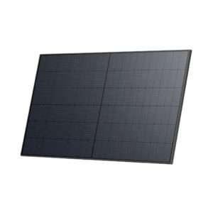 Ein Solarmodul mit einer dunklen, gitterartigen Oberfläche, die aus zahlreichen kleinen photovoltaischen Zellen besteht. Die Ränder sind schwarz umrahmt, und das Paneel ist leicht nach einer Seite geneigt, was seine rechteckige Form hervorhebt. Der Hintergrund ist einfarbig und weiß, was das Design des Solarmoduls unterstreicht.