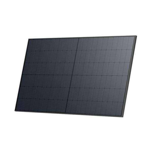 Ein Solarmodul mit einer dunklen, gitterartigen Oberfläche, die aus zahlreichen kleinen photovoltaischen Zellen besteht. Die Ränder sind schwarz umrahmt, und das Paneel ist leicht nach einer Seite geneigt, was seine rechteckige Form hervorhebt. Der Hintergrund ist einfarbig und weiß, was das Design des Solarmoduls unterstreicht.