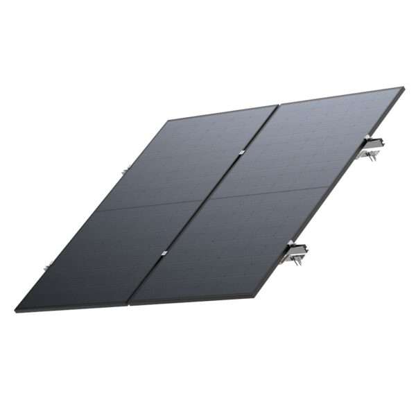 Ein Solarmodul, das aus vier rechteckigen Teilen besteht, die in zwei Reihen angeordnet sind, mit einer glatten, dunklen Oberfläche und einem Gitter aus photovoltaischen Zellen. Die Kanten sind leicht abgewinkelt, und das Paneel ist zu Installationszwecken mit Metallbügeln an beiden Seiten befestigt. Der Hintergrund ist schlicht und unaufdringlich und unterstreicht das Design des Paneels.