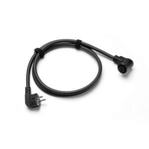 Ein schwarzes elektrisches Verlängerungskabel mit einem rechtwinkligen Stecker an einem Ende und einem runden, mehrpoligen Anschluss am anderen Ende. Das Kabel ist leicht aufgerollt und mit einem Klettverschluss zur einfachen Aufbewahrung gesichert. Der Hintergrund ist einfarbig weiß und hebt die Details und die Form des Kabels hervor.