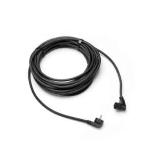 Ein aufgerolltes schwarzes Kabel mit zwei Steckern an beiden Enden liegt vor einem weißen Hintergrund. Ein Ende hat einen rechtwinkligen Stecker, das andere einen zylindrischen Stecker mit einem blauen Innenring. Das Kabel ist ordentlich aufgerollt und mit einer Krawatte zur einfachen Aufbewahrung gesichert.