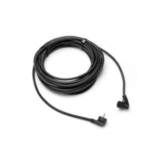 Ein aufgerolltes schwarzes Kabel liegt auf einem weißen Hintergrund. Das Kabel ist dick und hat an einem Ende einen rechtwinkligen Stecker, während das andere Ende abgeschnitten ist. Es ist mit einer Krawatte oder einem Verschluss in der Mitte ordentlich gesichert.