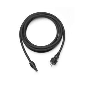 Ein gewickeltes schwarzes Elektrokabel mit einem runden Stecker an einem Ende und einem mehrpoligen Anschluss am anderen Ende, das für den Anschluss von Geräten an eine Stromquelle bestimmt ist. Die glatte Oberfläche des Kabels deutet auf Haltbarkeit und Flexibilität hin und eignet sich für verschiedene elektrische Anwendungen.
