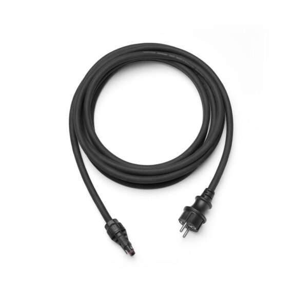 Ein gewickeltes schwarzes Elektrokabel mit einem runden Stecker an einem Ende und einem mehrpoligen Anschluss am anderen Ende, das für den Anschluss von Geräten an eine Stromquelle bestimmt ist. Die glatte Oberfläche des Kabels deutet auf Haltbarkeit und Flexibilität hin und eignet sich für verschiedene elektrische Anwendungen.