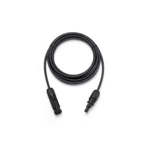 Ein gewickeltes schwarzes Elektrokabel mit zwei Steckern an jedem Ende, das für sichere Verbindungen in elektronischen Geräten oder Solaranwendungen konzipiert ist. Das Kabel ist flexibel und weist eine glatte Oberfläche auf, was auf eine lange Haltbarkeit im Außenbereich hindeutet.