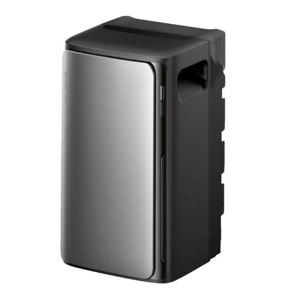 Ein kompaktes, elegantes tragbares Ladegerät oder eine Powerbank in Schwarz und Silber mit abgerundeten Kanten, einer glänzenden silbernen Frontblende und einigen sichtbaren Anschlüssen an der Seite. Die Oberseite verfügt über Lüftungsöffnungen, und die Gesamtform ist rechteckig mit einem stabilen Sockel, geeignet für Reisen oder den Gebrauch zu Hause.