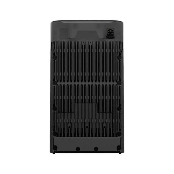 Ein schwarzes elektronisches Gerät mit geripptem Design, das über verschiedene Lüftungsschlitze und Befestigungslöcher verfügt. An der Oberseite befindet sich ein kleiner Anschluss, während das Gesamtdesign auf Langlebigkeit und effiziente Kühlung hindeutet. Das Bild zeigt die Rückansicht des Geräts.