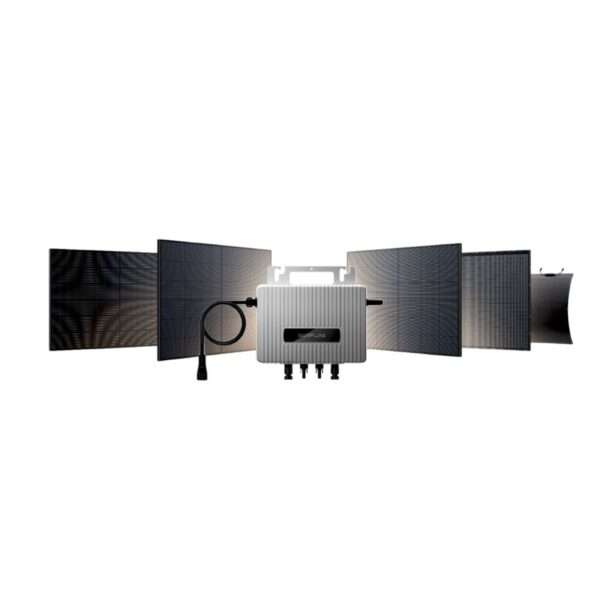 Eine Solaranlage mit einer zentralen Wechselrichtereinheit, die von mehreren Solarmodulen umgeben ist. Der Wechselrichter ist silberfarben und verfügt über mehrere Ausgangsanschlüsse, von denen Kabel ausgehen. Die Solarmodule sind dunkel und haben eine gitterartige Struktur, die so angeordnet ist, dass sie ein offenes, erweiterbares Design suggeriert. Der Hintergrund ist schlicht weiß, wodurch der Fokus auf die Solaranlage verstärkt wird.