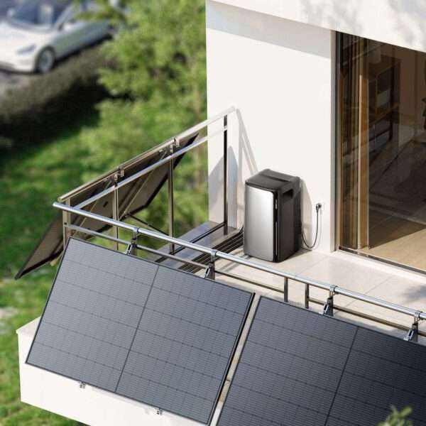 Eine moderne Balkonszene mit eleganten, schräg angebrachten Sonnenkollektoren, die das Sonnenlicht einfangen. An der Seite ist ein kompaktes, metallisches Außengerät an der Gebäudewand montiert und über ein Stromkabel angeschlossen. Das Balkongeländer besteht aus Glas und Metall und bietet einen ungehinderten Blick auf die umgebende Grünanlage. Natürliches Licht erhellt die Umgebung und unterstreicht die zeitgemäße Ästhetik.