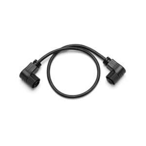 Ein kurzes, flexibles schwarzes Kabel mit zwei rechtwinkligen Steckern an jedem Ende. Jeder Stecker hat eine abgerundete Form und eine Reihe von kleinen Rillen für den Halt. Das Kabel macht in der Mitte eine leichte Schleife und bildet einen leichten Bogen zwischen den Steckern.