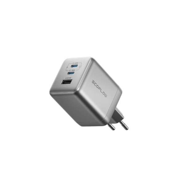 Ein kompaktes, silbernes USB-Wandladegerät mit zwei USB-A-Anschlüssen und einem USB-C-Anschluss. Das Ladegerät hat eine rechteckige Form mit abgerundeten Kanten und flachen Stiften zum Einstecken in eine Steckdose.