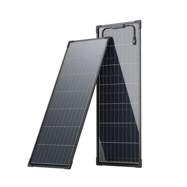 Eine tragbare Solaranlage mit zwei Paneelen. Ein Paneel steht aufrecht und ist für eine optimale Sonneneinstrahlung angewinkelt, während das zweite Paneel dagegen gelehnt ist. Beide Paneele sind schwarz umrahmt und weisen mehrere rechteckige Photovoltaikzellen auf, die in einem Gittermuster angeordnet sind, das die moderne Solartechnologie widerspiegelt. Auf dem aufrechten Paneel ist ein Anschlusskabel zu sehen, das auf die Einrichtung zur Energieerzeugung hinweist. Der Hintergrund ist schlicht und hebt die Solarzellen hervor.