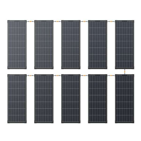 Ein Gitter aus zehn schwarzen Solarpaneelen, die in zwei Reihen angeordnet sind, wobei jedes Paneel mit einem Gitter aus Solarzellen versehen ist. Die Paneele sind an den Rändern mit orangefarbenen Steckern verbunden. Der Hintergrund ist einfarbig weiß und hebt die rechteckige Form und das schlanke Design der Paneele hervor.