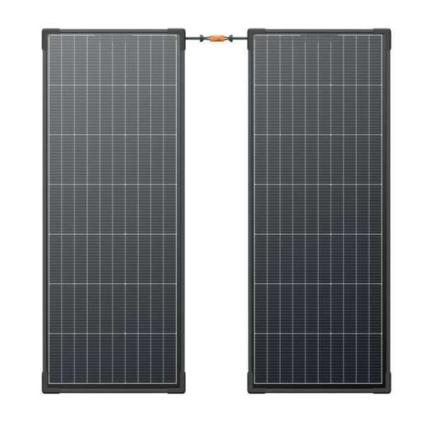 Zwei miteinander verbundene Solarmodule mit einem schlichten schwarzen Rahmen und einem Gitter aus Solarzellen auf der Oberfläche. Die Paneele sind mit einem orangefarbenen Verbindungsstück verbunden und stehen aufrecht vor einem schlichten Hintergrund.