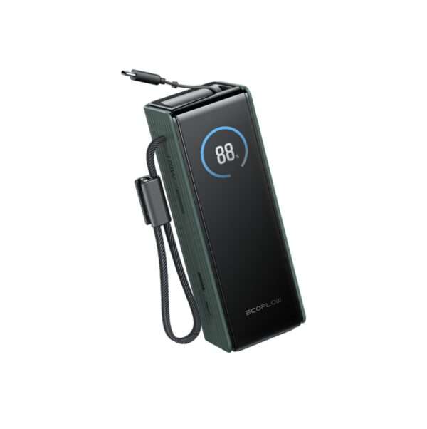 Eine schlanke, tragbare Powerbank mit einem dunkelgrünen, strukturierten Gehäuse und einem glänzenden schwarzen Display. Das Display zeigt einen Akkuladestand von 88 % an, umgeben von einem blauen Kreis. Ein USB-C-Ladekabel ist angebracht und ordentlich aufgerollt. Das Gerät verfügt über verschiedene Anschlüsse auf einer Seite, was auf Multifunktionalität hindeutet. Auf der Vorderseite ist der Markenname ECOFLOW aufgedruckt.