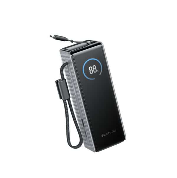 Eine elegante, moderne, tragbare Powerbank mit schwarzer, reflektierender Oberfläche und silbernen Streifen an den Seiten. Sie verfügt über ein digitales Display, das einen Batteriestand von 88 % anzeigt. An der Oberseite ist ein Ladekabel angebracht, während an einer Seite verschiedene Anschlüsse zu sehen sind, die auf die Funktionalität für mehrere Geräte hinweisen. Das Produkt ist an der Unterseite mit ECOFLOW gebrandet.