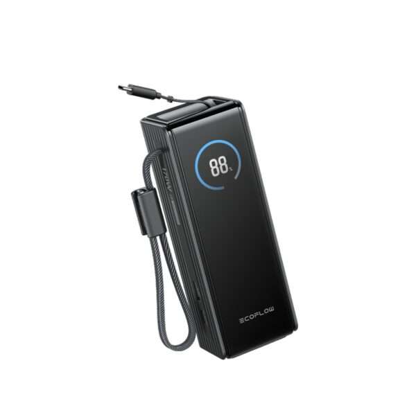 Eine elegante, tragbare Powerbank mit schwarzem Hochglanzfinish und einer digitalen Ladeanzeige, die 88 % anzeigt. Sie verfügt über ein integriertes Ladekabel an der Seite und hat mehrere Anschlüsse für den Anschluss von Geräten. Der Markenname ECOFLOW ist auf der Unterseite sichtbar.