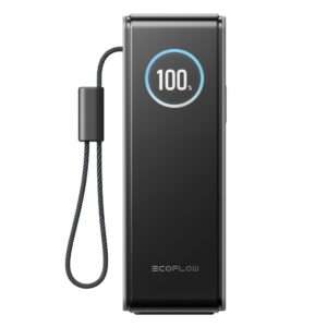 Eine elegante, schwarze, tragbare Powerbank mit einer digitalen Anzeige, die eine volle Ladung bei 100 % anzeigt. Das Gerät verfügt über einen strukturierten Trageriemen, der das Tragen erleichtert, und ist mit dem EcoFlow-Logo versehen. Sein minimalistisches Design vermittelt eine moderne und funktionale Ästhetik.