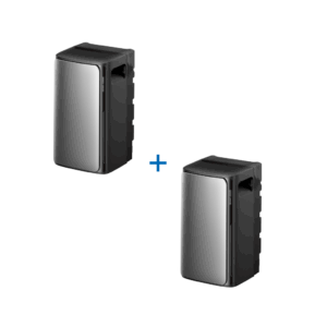 Zwei elegante, moderne Batteriespeichersysteme werden nebeneinander dargestellt, eines leicht vor dem anderen, mit einem Pluszeichen zwischen ihnen. Jede Batterie verfügt über eine glatte, reflektierende silberne Frontplatte und ein schwarzes Gehäuse, das ein kompaktes Design für effiziente Speicherlösungen bietet.