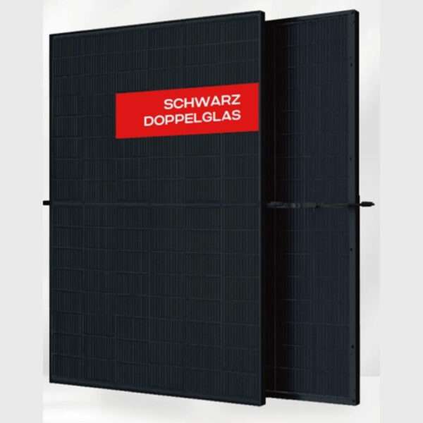 Zwei schwarze Solarmodule mit einem Doppelseitig, Vorder und Rückseite hintereinander dargestellt. Das Paneel trägt ein rotes Etikett mit der Aufschrift SCHWARZ DOPPELGLAS, das die doppelseitigkeit des des Paneels beschreibt. Der Hintergrund ist schlicht und hell und unterstreicht das schlichte und moderne Aussehen des Solarmoduls.