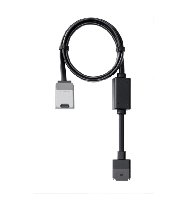 Ein schwarzes Kabel mit grauen Steckverbindern. Das Kabel ist geradlinig und verläuft diagonal von links oben nach rechts unten im Bild. Die Steckverbinder sind rechteckig und haben unterschiedliche Formen und Größen. Ein Kabelabschluss ist mit einem grauen, rechteckigen Anschluss verbunden. Der Hintergrund ist weiß und unaufdringlich. Der Fokus liegt auf dem Kabel und den Steckverbindern. Der Stil ist modern und funktional. Die Komposition ist einfach und klar. Es gibt keine Schatten oder andere Effekte. Die Beleuchtung ist neutral und gleichmäßig.