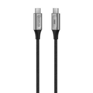 Ein schwarzes, geflochtenes USB-C-Kabel mit Metallsteckern an beiden Enden. Das Kabel ist gerade und wirkt robust, geeignet für Datenübertragung und Aufladen.