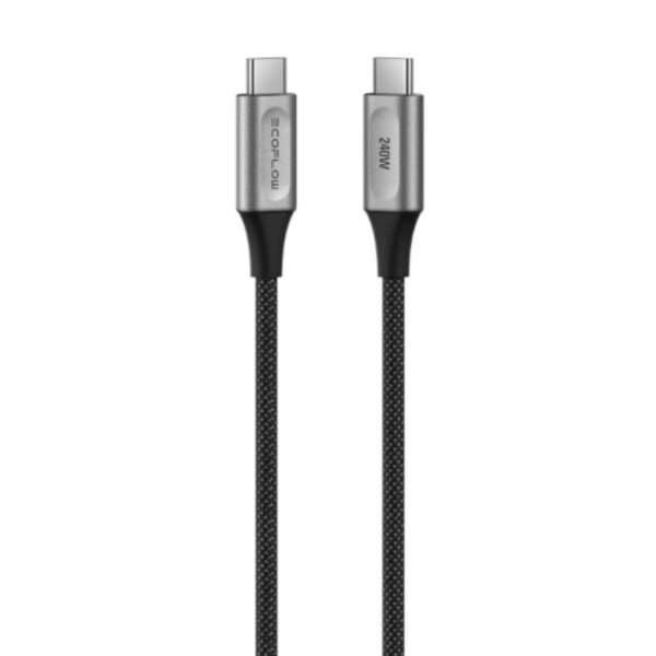 Ein schwarzes, geflochtenes USB-C-Kabel mit Metallsteckern an beiden Enden. Das Kabel ist gerade und wirkt robust, geeignet für Datenübertragung und Aufladen.