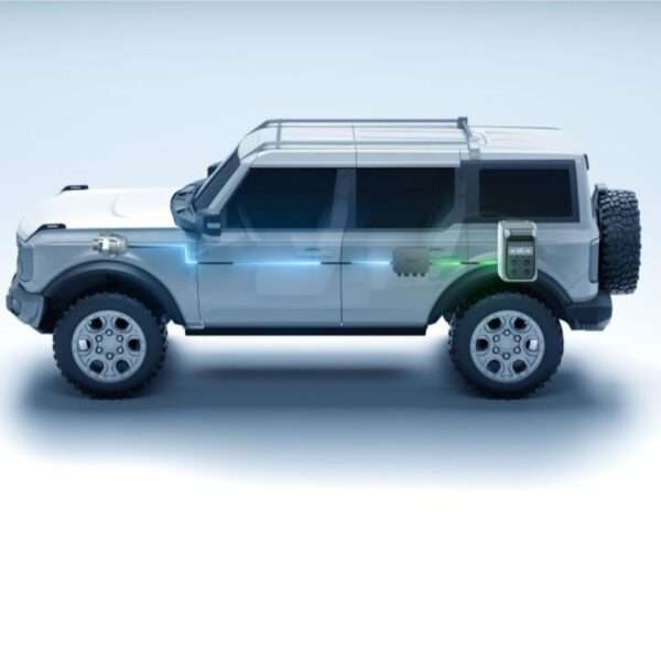 Ein hellgrauer, SUV-ähnlicher Geländewagen ist in seitlicher Ansicht abgebildet. Der Wagen steht auf einem weißen Hintergrund. Leuchtende, blaue und grüne Linien und Symbole deuten auf die elektrischen Komponenten und das Ladezentrum des Fahrzeugs hin. Die Linien und Symbole zeigen die Stromzufuhr und -verteilung im Fahrzeug. Die Komposition ist einfach und fokussiert auf die Darstellung des Fahrzeugs und seiner elektrischen Systeme. Die Perspektive ist seitlich und leicht von oben, um den gesamten Wagen zu zeigen. Es gibt keine sichtbaren Personen. Der Stil ist modern und funktional, mit Fokus auf Klarheit und Einfachheit. Wichtige Details sind die elektrischen Verbindungen und die Komponenten des elektrischen Antriebsstrangs. Die Beleuchtung ist neutral und hell.