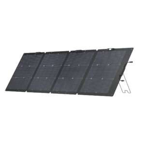 Ein schlankes, tragbares Solarmodul mit vier miteinander verbundenen Abschnitten, einem dunkelschwarzen Rahmen und mehreren, in ordentlichen Reihen angeordneten Solarzellen. Es ist schräg aufgestellt und wird auf einer Seite von einem Metallständer getragen, der eine optimale Absorption des Sonnenlichts ermöglicht. Die Ränder sind mit Anschlüssen für die elektrische Verdrahtung versehen, was seine Nutzbarkeit für die Erzeugung von Solarenergie unterstreicht.