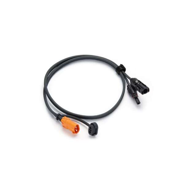 Ein flexibles schwarzes Kabel mit einem orangefarbenen Stecker und zwei schwarzen Steckern an einem Ende. Das Kabel ist aufgerollt und mit einem kleinen Band gesichert, was darauf hindeutet, dass es für elektrische oder elektronische Verbindungen bestimmt ist. Die Stecker weisen auf die Kompatibilität mit bestimmten Geräten oder Systemen hin.