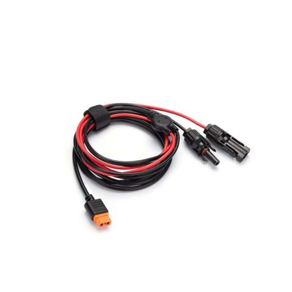 Ein elektrisches Spiralkabel mit roten und schwarzen Drähten, die an einem Ende in einem orangefarbenen Stecker und am anderen Ende in zwei schwarzen Steckern enden. Das Kabel ist ordentlich mit einem Band gebündelt und steht vor einem weißen Hintergrund.