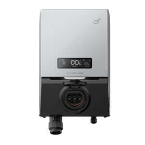 Ein schlankes, modernes Ladegerät für Elektrofahrzeuge mit einem silbernen Oberteil und einem schwarzen Unterteil. Auf der Vorderseite befindet sich ein digitales Display, das den Ladestatus und die Anschlussmöglichkeiten anzeigt. An der Unterseite befindet sich ein kreisförmiger Ladeanschluss mit einem angeschlossenen Kabel. Das Gesamtdesign ist kompakt und minimalistisch und eignet sich für die Wandmontage.