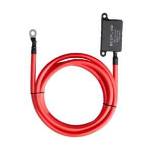 Ein rotes Kabel mit einer schwarzen Klemme und einem schwarzen Kasten. Das Kabel ist in einer Spirale angeordnet. Der Kasten ist mit schwarzen und weißen Beschriftungen versehen. Der Hintergrund ist weiß. Das Bild zeigt eine saubere, produktorientierte Darstellung von rotem Kabel, das an einen schwarzen Kasten angeschlossen ist. Der Fokus liegt auf den Details der Komponenten und deren Verbindung. Die Farbgebung ist klar und kontrastreich. Der Stil ist professionell und neutral. Es gibt keine erkennbaren Schatten oder Lichtreflexe, außer dem einfachen Licht, das durch die weiße Hintergrundfarbe erzeugt wird. Die Perspektive ist direkt von oben, mit dem Kabel in der Bildmitte.