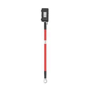 Rotes, langes Kabel mit schwarzer Abdeckung und Anschluss. Das Kabel ist in der Mitte des Bildes positioniert und verläuft vertikal. Die Oberseite zeigt ein kleines, rechteckiges, schwarzes Gehäuse mit einigen kleinen, hellen Elementen. Ein weißer Aufkleber mit der Aufschrift "Fuse" ist auf dem roten Kabel angebracht, das mit einem silberfarbenen Ring-Anschluss endet. Das Kabel ist auf weißem Hintergrund abgebildet. Die Perspektive ist frontal und zeigt den Kabel direkt von oben. Der Stil ist realistisch und sachlich, ohne besondere Stimmung oder Atmosphäre. Es gibt keine weiteren Objekte oder Hintergründe, nur das Kabel selbst.