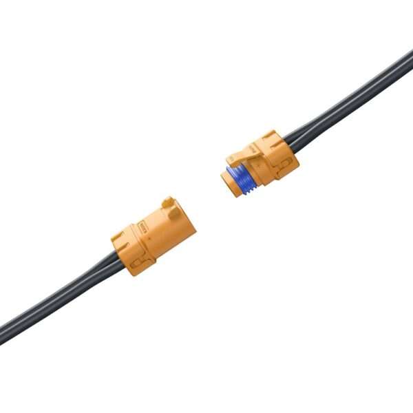 Eine Nahaufnahme von zwei elektrischen Steckern, die teilweise miteinander verbunden sind, mit robusten schwarzen Kabeln, die an jedem Stecker befestigt sind. Die Steckverbinder sind leuchtend orange und weisen deutliche Merkmale auf, einschließlich eines blauen Gewindeteils an einem Ende. Sie sind für eine sichere Verbindung in elektrischen Anwendungen konzipiert. Der Hintergrund ist ein reines Weiß, das die Steckverbinder hervorhebt.