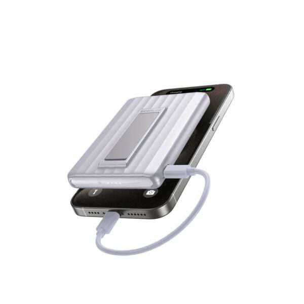 Ein schlankes, weißes tragbares Ladegerät liegt auf einem Smartphone. Das Ladegerät hat ein strukturiertes Design und eine gut sichtbare Ladeanzeige. Ein Ladekabel verbindet das Ladegerät mit dem Smartphone, auf dem ein Ladesymbol angezeigt wird. Das Smartphone hat eine dunkle, glänzende Oberfläche, und an seinem Rand ist ein Teil der Kamera zu sehen.
