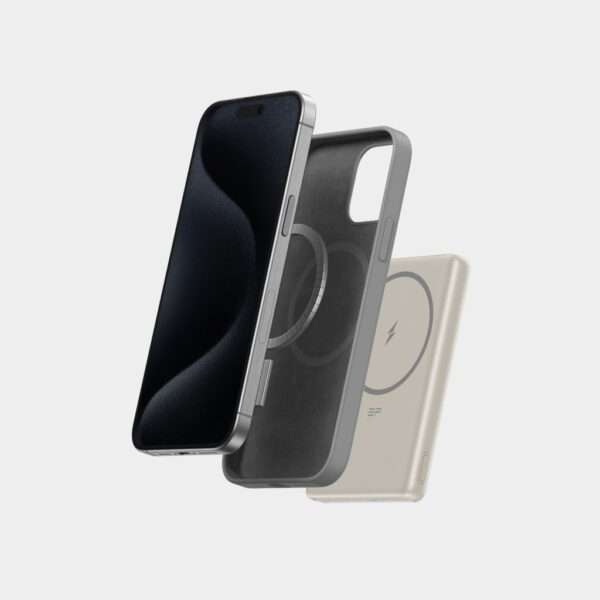 Ein iPhone mit einem eleganten schwarzen Bildschirm wird zusammen mit einer schlanken, transparenten Hülle und einem kabellosen Ladegerät gezeigt. Das Telefon und die Hülle sind vor einem weißen Hintergrund schwebend dargestellt, wodurch das Design und die Funktionalität des Zubehörs besonders gut zur Geltung kommen. Die Hülle ist mit MagSafe kompatibel und verfügt über ein sichtbares kreisförmiges Magnetmuster, während das Ladegerät ein kreisförmiges Ladepad mit einem Blitzsymbol aufweist.