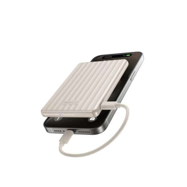 Eine tragbare Powerbank in einem schlanken, gerippten Design wird auf ein Smartphone gelegt und über ein Ladekabel angeschlossen. Die Powerbank ist hellbeige, und das Smartphone zeigt eine Ladeanzeige an. Der Hintergrund ist schlicht weiß, wodurch die Produkte besonders gut zur Geltung kommen.