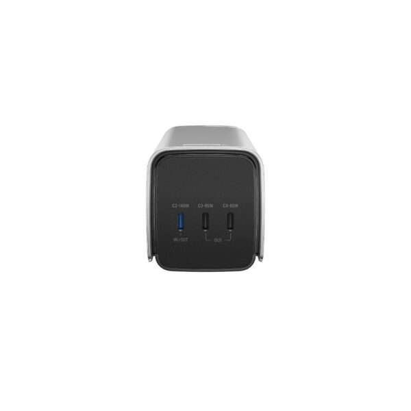Ein kompakter Lade-Hub von vorne gesehen, mit drei Anschlüssen, die mit C2 (140W), C3 (65W) und C4 (65W) bezeichnet sind. Der C2-Anschluss ist blau, was darauf hindeutet, dass es sich wahrscheinlich um einen USB-C-Anschluss handelt, während die anderen schwarz sind. Der Hub hat ein schlankes, modernes Design mit abgerundeten Kanten, die vor einem schlichten weißen Hintergrund stehen.