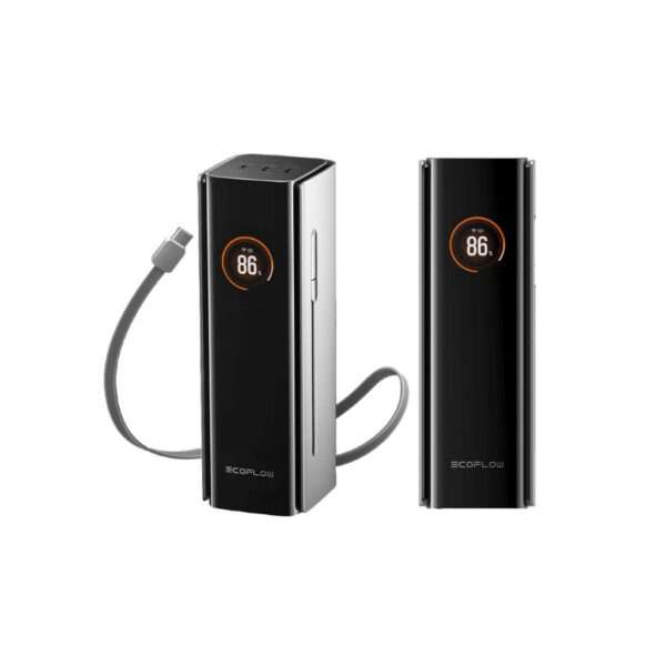 Eine schlanke, moderne Powerbank steht vor einem weißen Hintergrund. Sie hat ein glänzend schwarzes Äußeres mit raffinierten silbernen Akzenten und eine LED-Anzeige, die einen Akkustand von 86 % anzeigt. Das Gerät verfügt über mehrere USB-Anschlüsse auf der Oberseite und ein schlankes USB-C-Kabel, das an einer Seite angeschlossen ist. Das Design ist kompakt und vertikal und betont die Tragbarkeit und moderne Ästhetik.