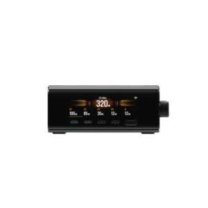 Ein schlankes schwarzes Gerät mit einer Digitalanzeige, die eine Gesamtleistung von 320 W anzeigt. Unterhalb des Displays sind vier Ausgangsanschlüsse mit den Bezeichnungen C1 (100 W), C2 (65 W), C3 (30 W) und C4 (12 W) sowie ein mit A (12 W) gekennzeichneter Anschluss zu sehen. Das Gerät verfügt über einen runden Bedienknopf auf der rechten Seite und eine Wi-Fi-Anzeige auf dem Display.