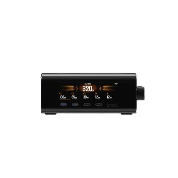 Ein schlankes schwarzes Gerät mit einer Digitalanzeige, die eine Gesamtleistung von 320 W anzeigt. Unterhalb des Displays sind vier Ausgangsanschlüsse mit den Bezeichnungen C1 (100 W), C2 (65 W), C3 (30 W) und C4 (12 W) sowie ein mit A (12 W) gekennzeichneter Anschluss zu sehen. Das Gerät verfügt über einen runden Bedienknopf auf der rechten Seite und eine Wi-Fi-Anzeige auf dem Display.