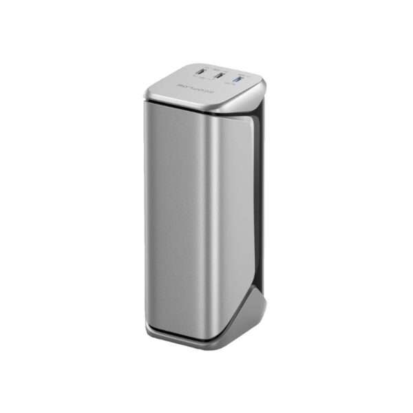 Eine elegante, moderne Ladestation in Silber mit abgerundeten Kanten, ausgestattet mit zwei USB-Anschlüssen und einem USB-C-Anschluss auf der Oberseite. Ihr Design ist kompakt und stilvoll, geeignet für den Einsatz auf dem Schreibtisch, und betont Funktionalität und Ästhetik in einer professionellen oder privaten Büroumgebung.