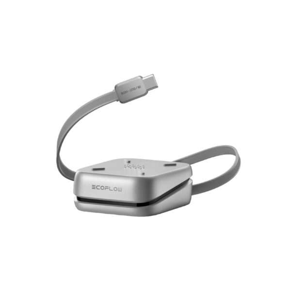 Ein kompakter, silberfarbener USB-Hub mit einzigartigem Design, flachem, quadratischem Gehäuse und flexiblem Kabel. Das Gerät verfügt über mehrere Anschlüsse und das EcoFlow-Logo ist gut sichtbar auf der Oberseite angebracht. Das Verbindungskabel ist an einem Ende befestigt und eignet sich ideal zum Anschluss an verschiedene Geräte.