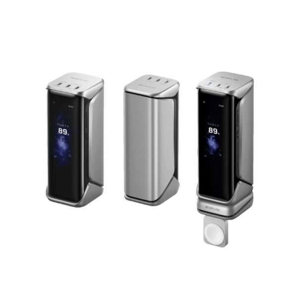 Ein elegantes, modernes tragbares Netzteil mit einem robusten, silbernen Gehäuse. Auf der Vorderseite befindet sich ein digitales Display, das den Ladezustand anzeigt, flankiert von zwei USB-Anschlüssen an der Oberseite. Das Design ist kompakt und verfügt über eine leicht gewölbte Form für eine ergonomische Handhabung. Das Bild zeigt das Gerät aus drei Blickwinkeln und unterstreicht damit seine Vielseitigkeit und Funktionalität. An der Unterseite befindet sich ein runder, weißer Knopf für eine einfache Bedienung.