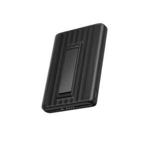 Eine schlanke, schwarze, 10.000mAh mit einer gerippten Textur und einer Aufstellfunktion. Das Design umfasst LED-Anzeigen für den Akkustand und einen USB-C-Anschluss zum Aufladen. Durch seine kompakte Form lässt es sich leicht transportieren.